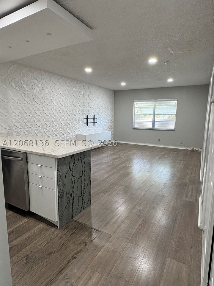 Property Photo:  1520 McKinley St 108E  FL 33020 
