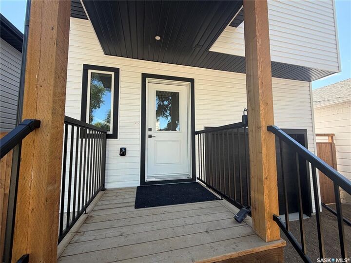 Property Photo:  1220 H Avenue N  SK S7L 2E2 
