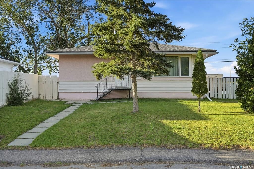 Property Photo:  4904 McKinley Avenue  SK S4T 0A1 