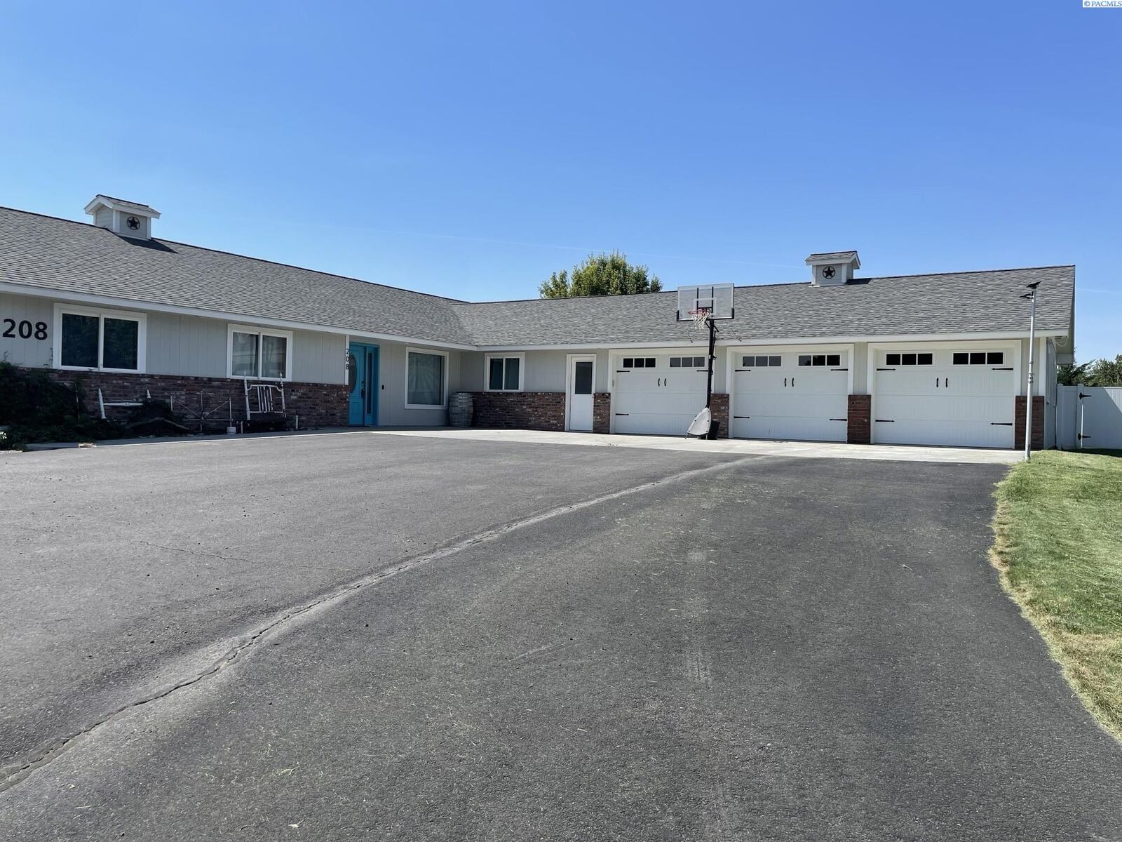 Property Photo: 208 E Canyon Dr WA 99337