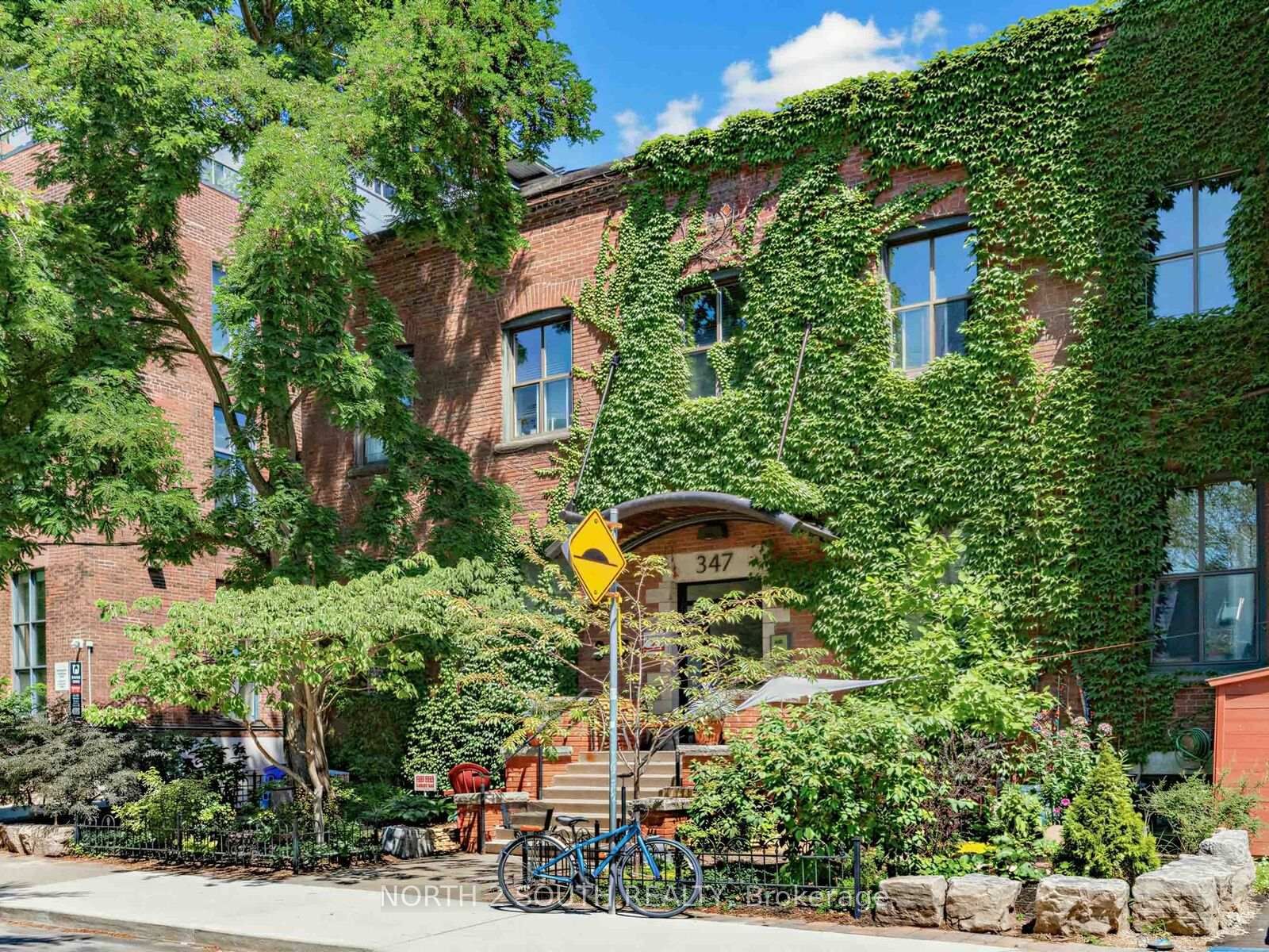 Property Photo: 347 Sorauren Avenue 123 ON M6R 2G5
