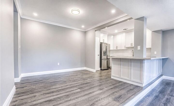 Property Photo: 15 Elizabeth Street N 203 ON L5G 2Z3