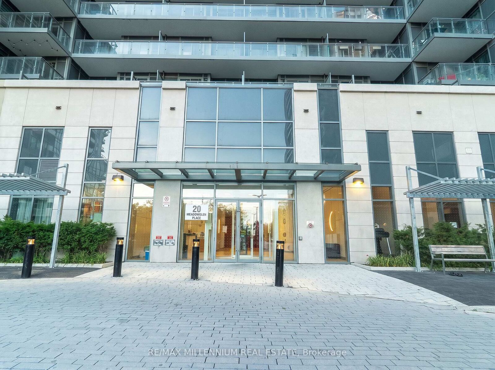 Property Photo:  20 Meadow Glen Place 1206  ON M1G 0A9 
