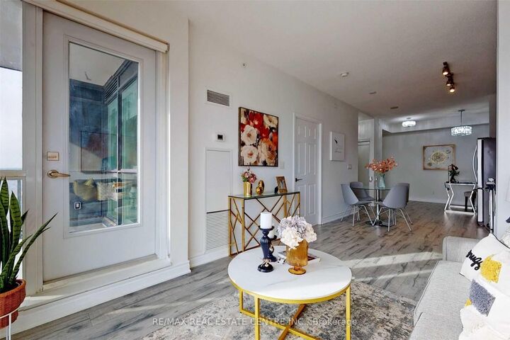 Property Photo: 4011 Brickstone Mews 3701 ON L5B 0J7