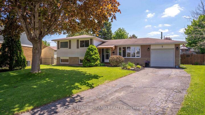 7 Stirling Crescent — photo 1