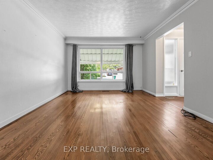 Property Photo: 1586 Sandgate Crescent ON L5J 2E5
