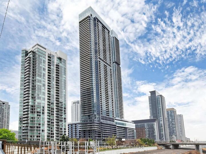 Property Photo:  1 Concord Cityplace Way 5512  ON M5V 0X3 