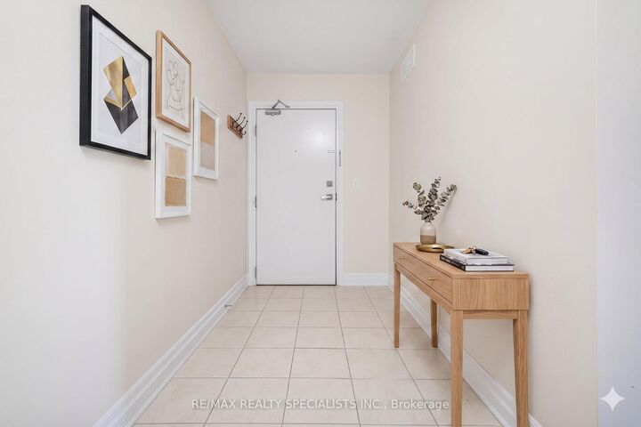 Property Photo: 1045 Nadalin Heights 209 ON L9T 8R5