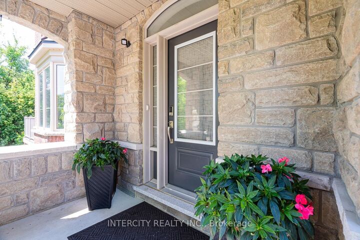 Property Photo: 1331 Major Mackenzie Drive W 116 ON L6A 4W4