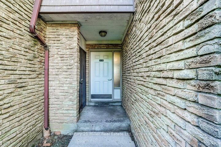 Property Photo: 2605 Woodchester Drive 36 ON L5K 2E3