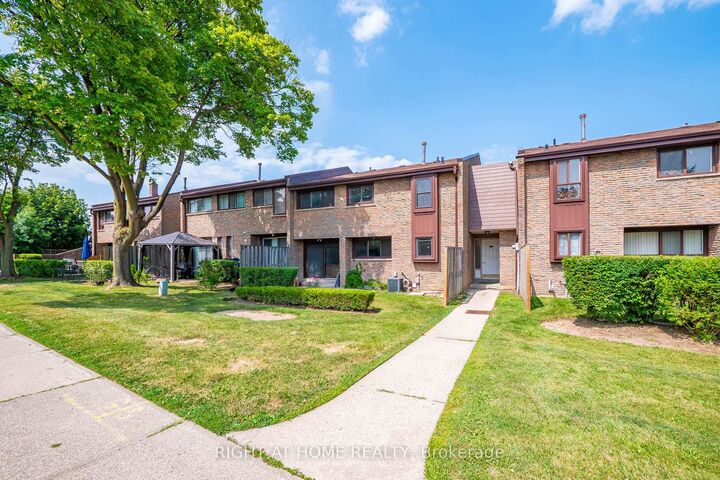 Property Photo:  2605 Woodchester Drive 5  ON L5K 2E3 