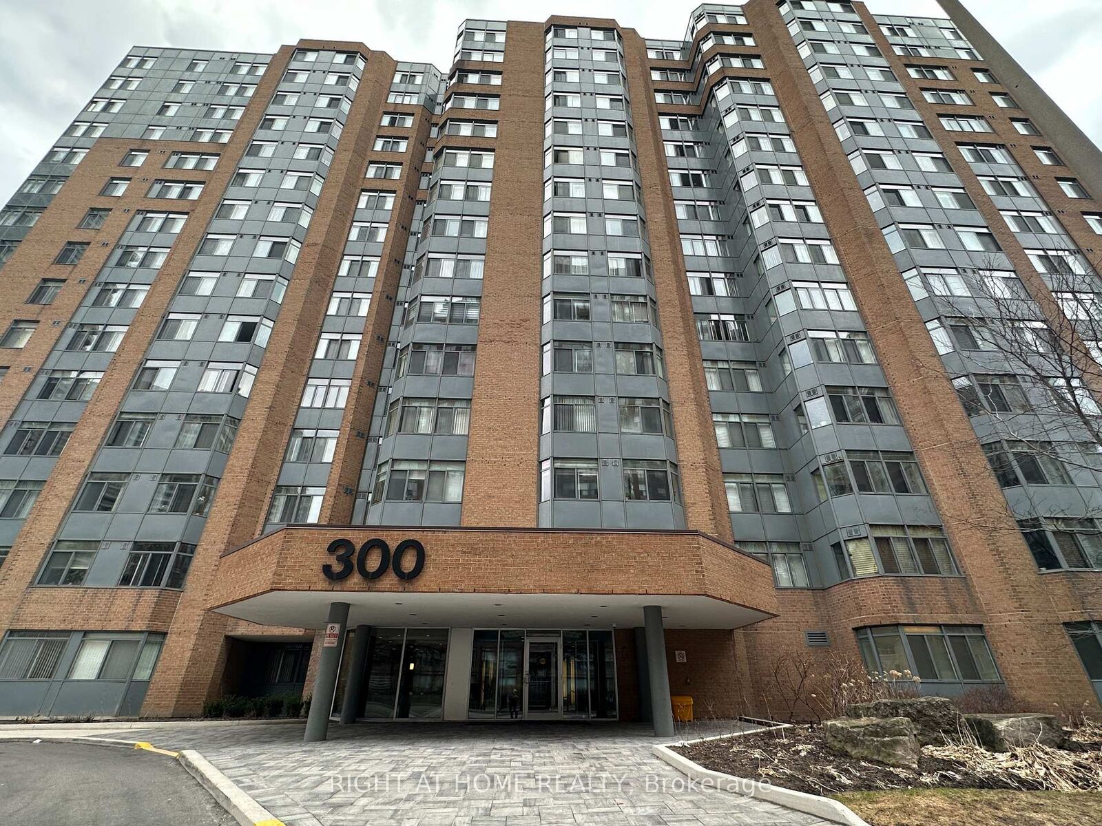 Property Photo:  300 Webb Drive 1406  ON L5B 3W3 