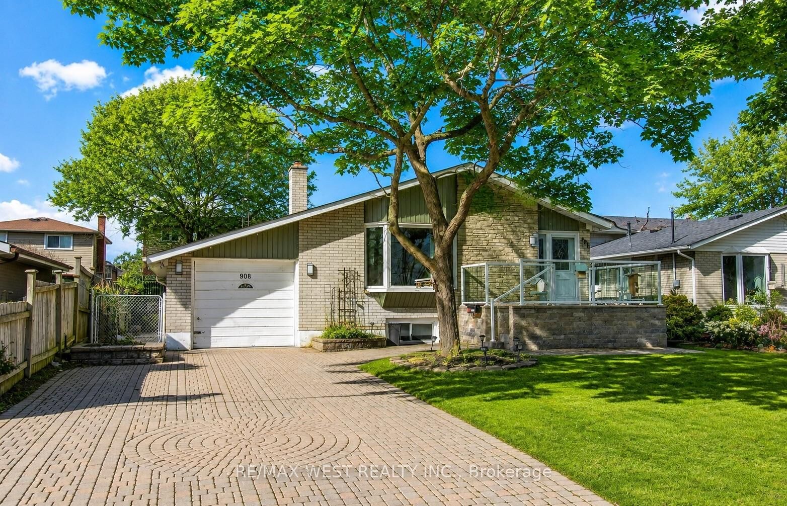 Property Photo: 908 Lynx Avenue ON L1W 2K7