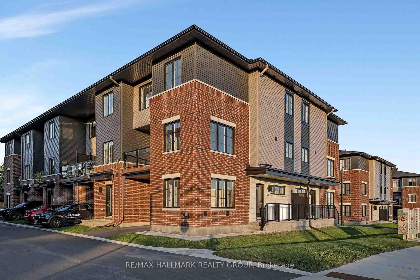 Property Photo:  422 Rolling Meadow Crescent  ON K1W 0X6 