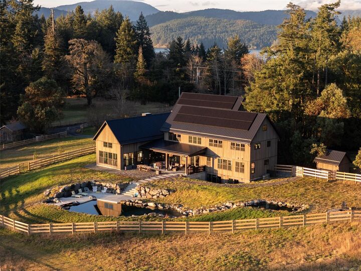 Property Photo: 1210 Cherry Point Rd BC V0R 1N2