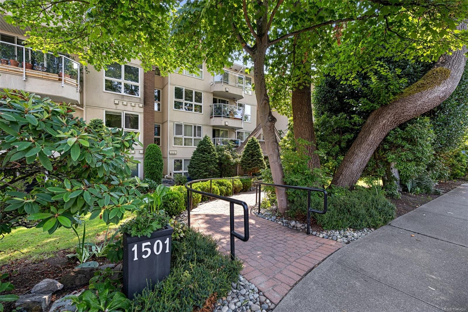 Property Photo: 1501 Richmond Ave #401 BC V8R 4P7