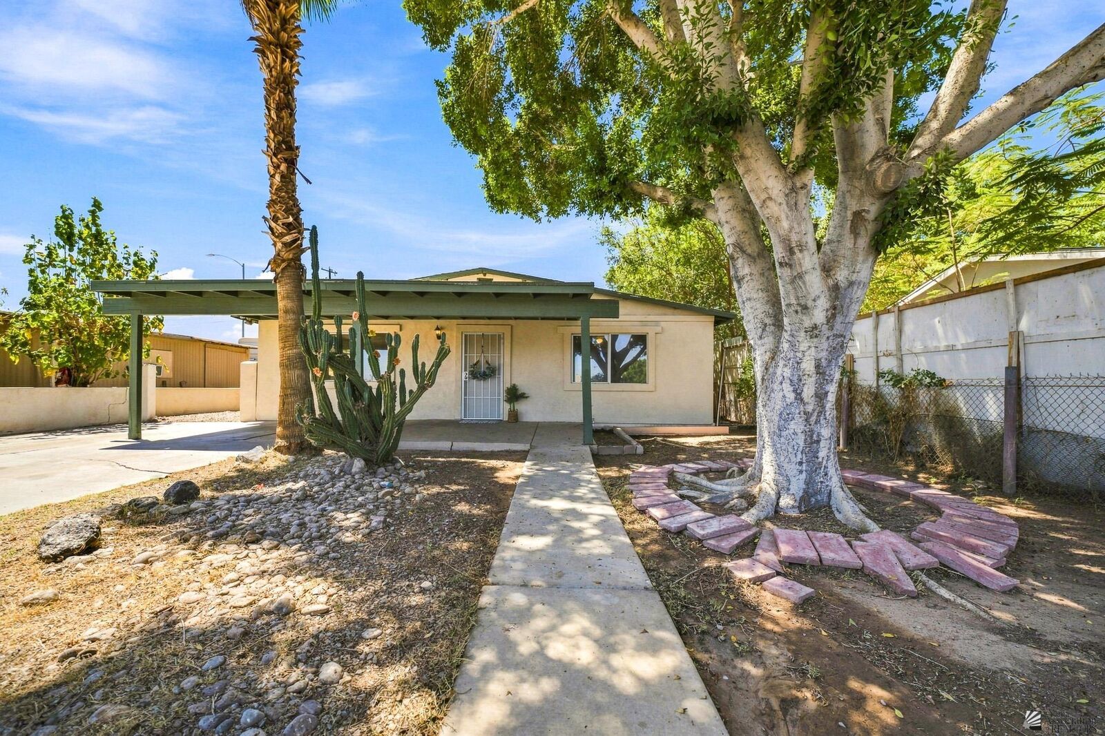 Property Photo:  1080 S Madison Ave  AZ 85364 