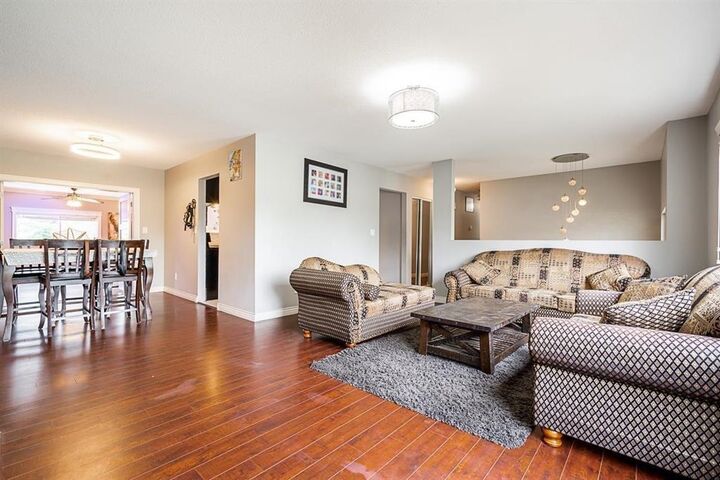 Photo de la propriété: 12845 64 Avenue BC V3W 1X4