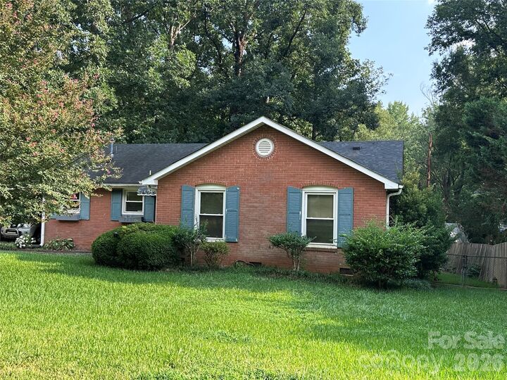 Property Photo:  7216 Lockmont Drive  NC 28212 