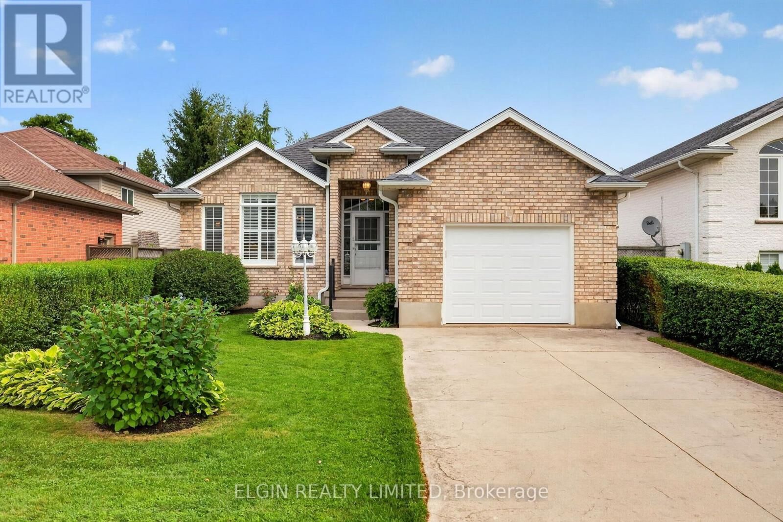 Property Photo: 17 Steeplechase Court ON N5R 6H5