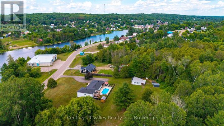Property Photo:  406 Water Street  ON K0J 1T0 