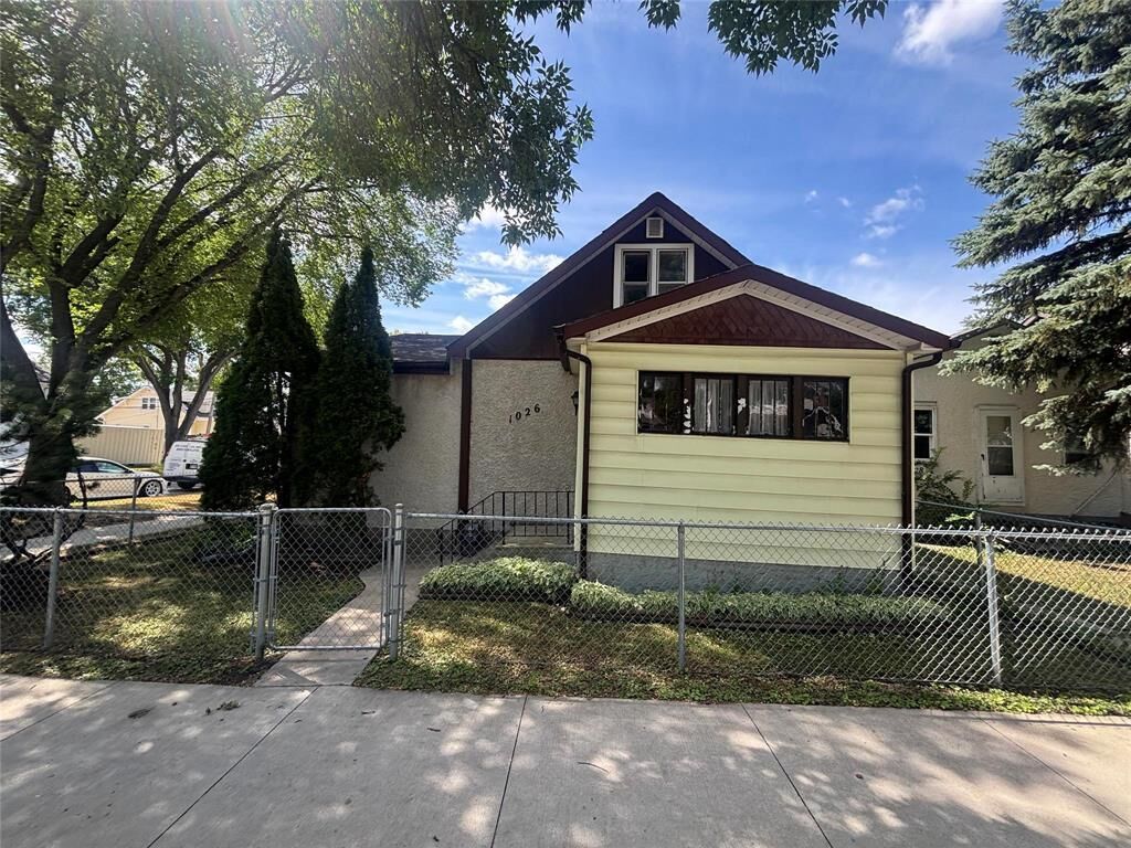 Property Photo: 1026 Redwood Avenue MB R2X 0Y2