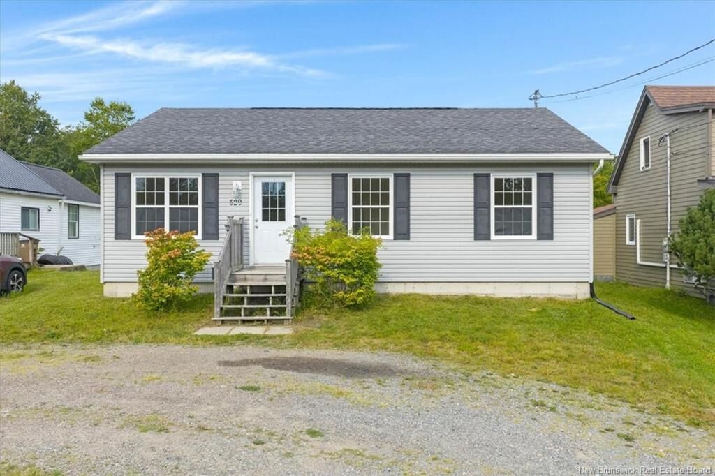 Property Photo:  329 Hawthorne Ave Ext  NB E2K 3T1 