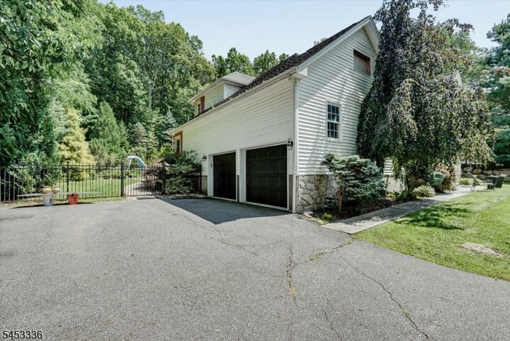 Property Photo:  10 Skyler Ct  NJ 07438 