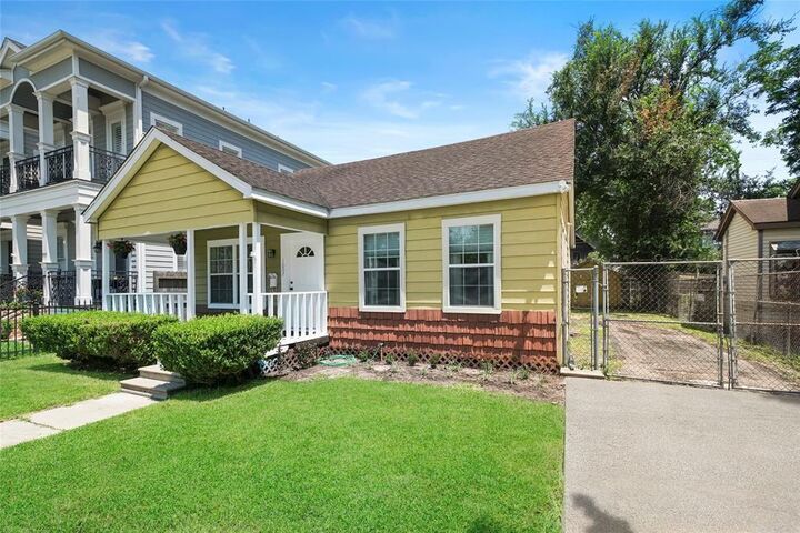 Property Photo: 1007 E 25th Street TX 77009