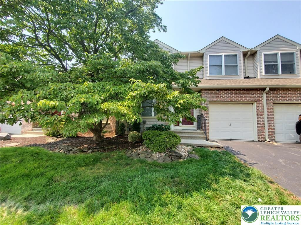 Property Photo: 324 Surrey Place 324 PA 18062