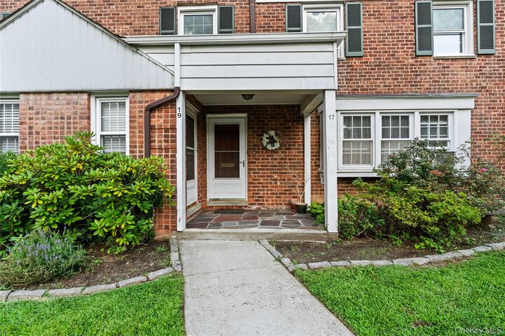 Property Photo: 17 Robins Crescent 17 NY 10801