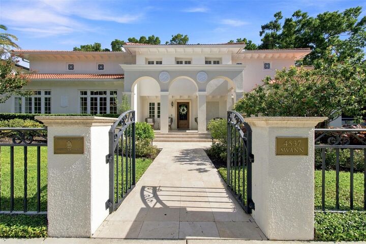 Property Photo: 4537 W Swann Avenue FL 33609