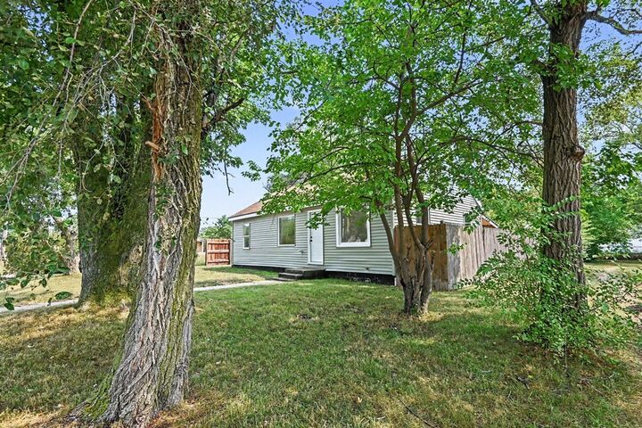 Property Photo:  2304 Dyson Street  MI 49444-1715 