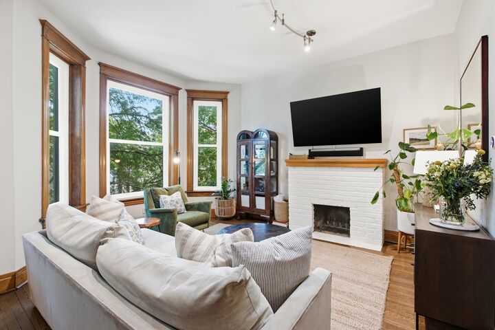 Property Photo: 833 W Buckingham Place 3 IL 60657