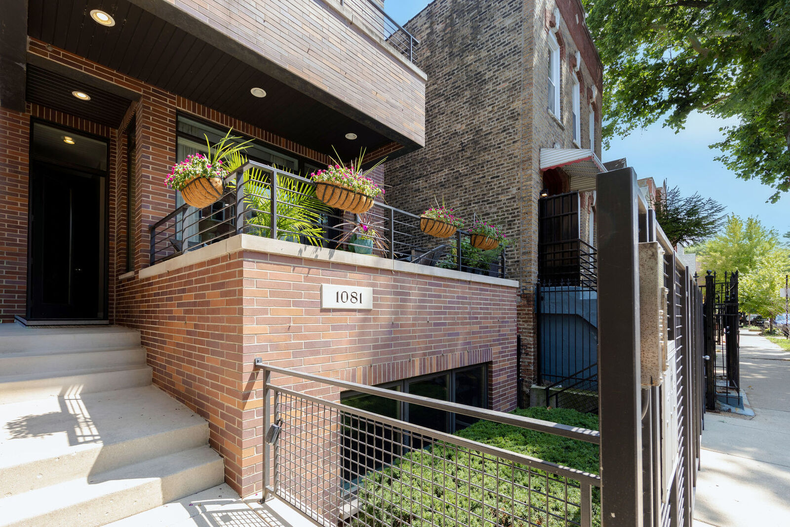 Property Photo: 1081 N Marshfield Avenue 1 IL 60622