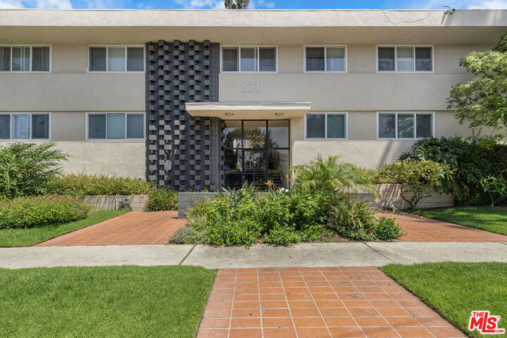 Property Photo:  621 E 99th Street  CA 90301 