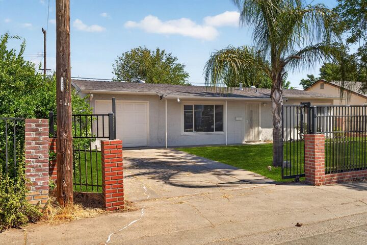 Property Photo:  631 Las Palmas Avenue  CA 95815 