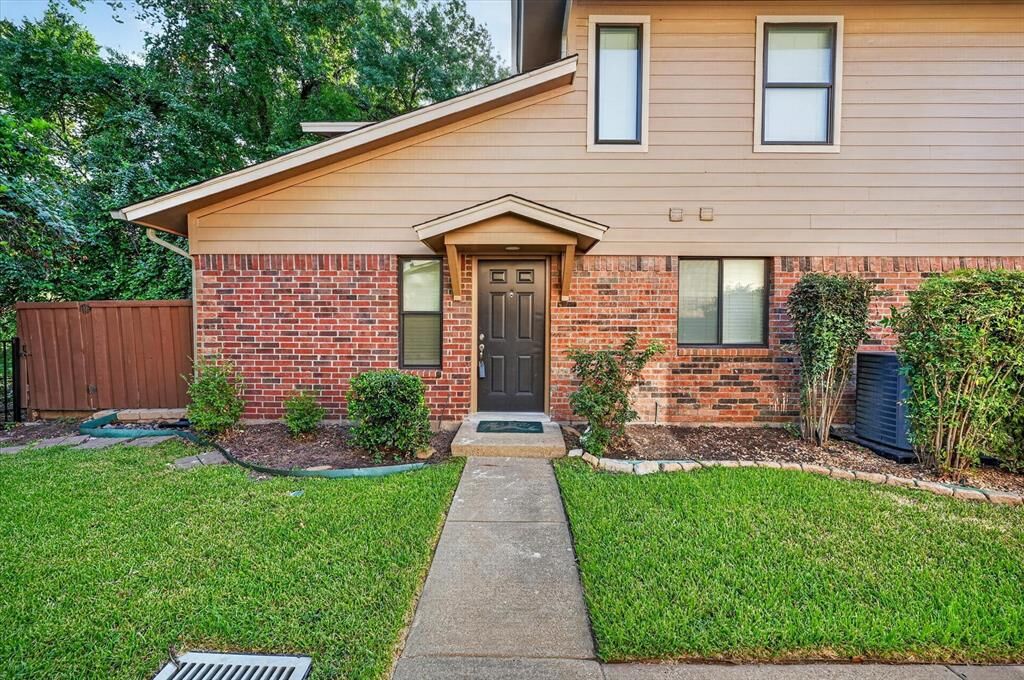 Property Photo: 5662 Cedar Creek Drive TX 76109