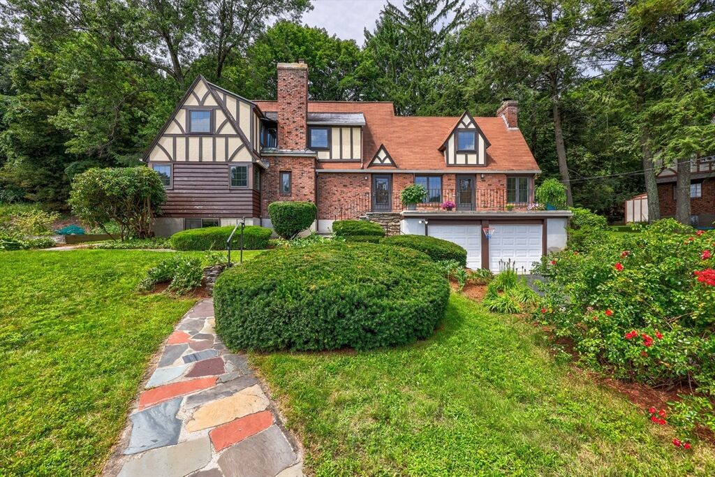 Property Photo: 6 Old Brook Dr MA 01609
