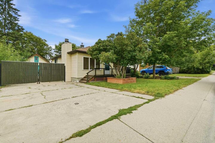 Property Photo:  1832 43 Street SE  AB T2B 1G9 