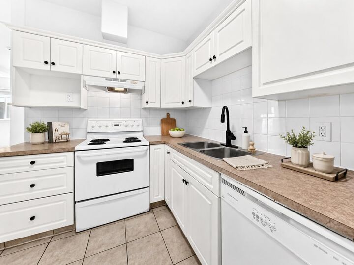 Property Photo: 1905 Centre Street NW 301 AB T2E 2S7