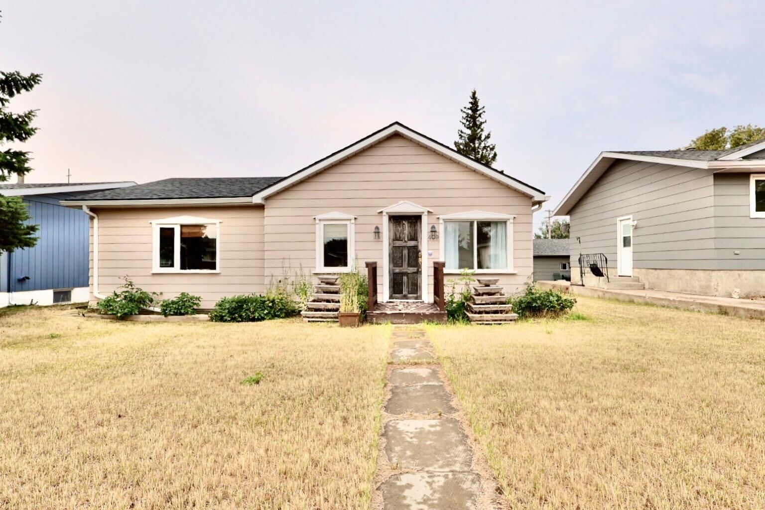 Property Photo:  409 3 Avenue E  AB T0J 2J0 