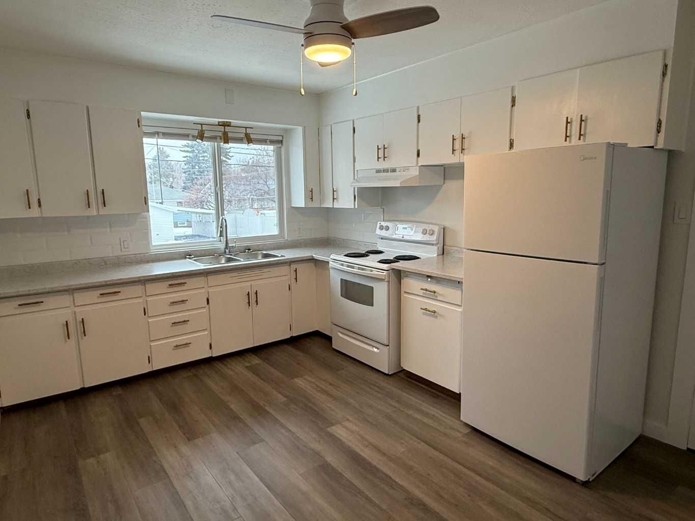 Property Photo:  5416 46 Street 3  AB T9V 0E4 