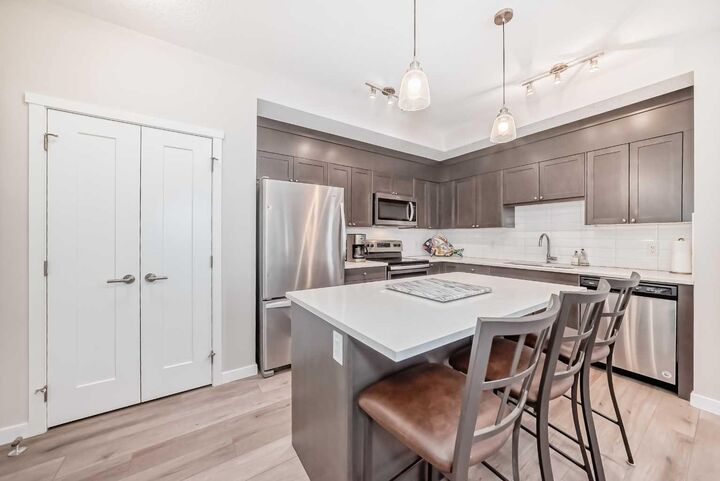 Property Photo:  30 Shawnee Common SW 402  AB T2Y 0R1 