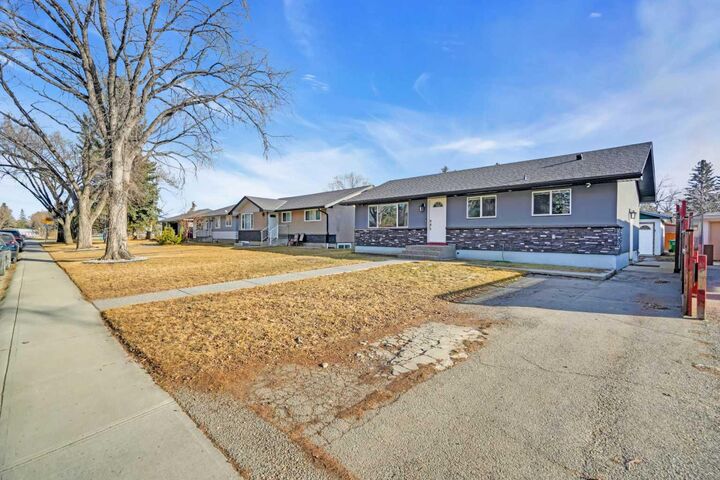 Property Photo:  2046 33 Street SE  AB T2B 0T9 