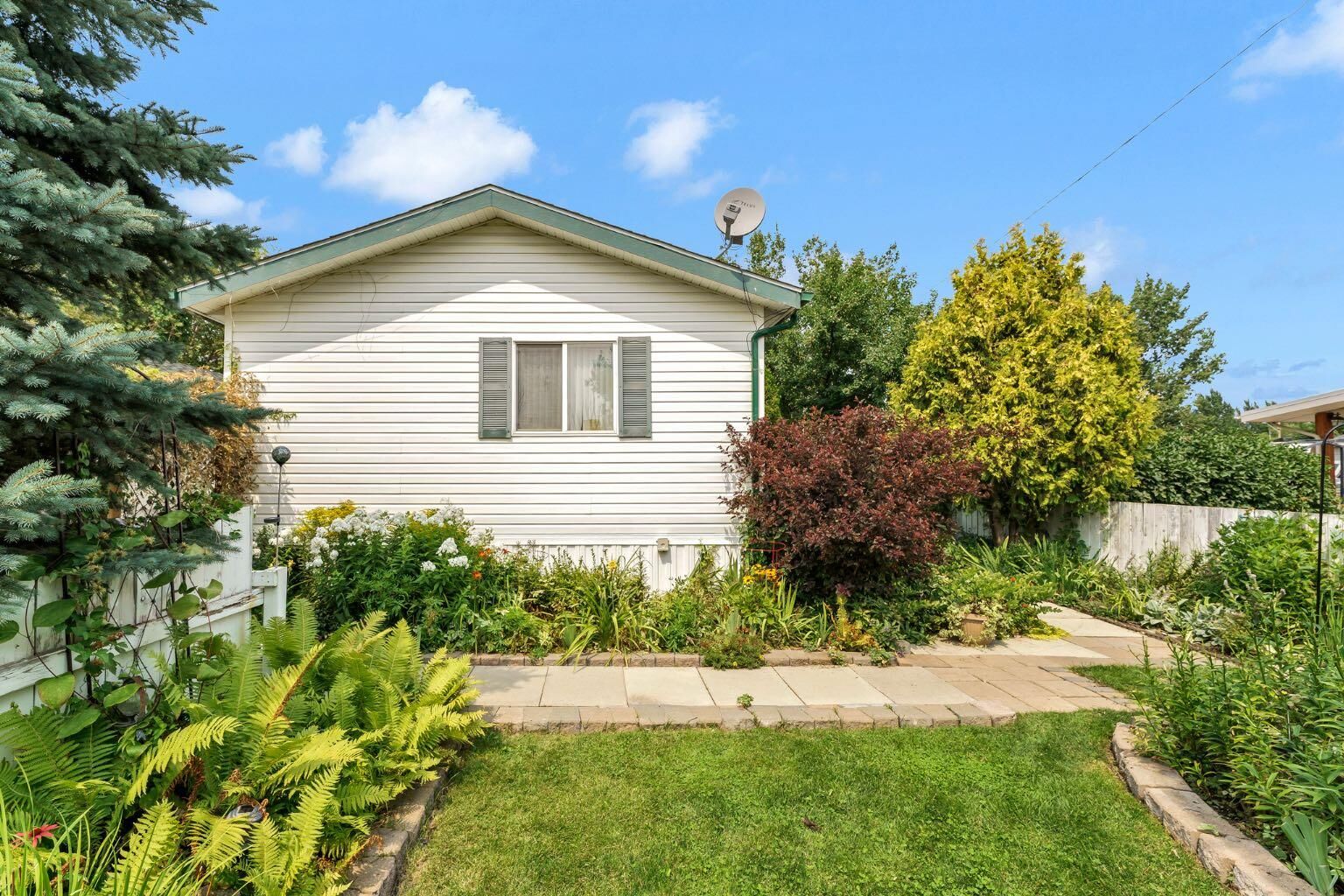 Property Photo: 138 Foster Street AB T0K 1Z0