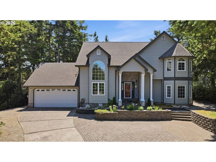 Property Photo:  930 Lake Ct  OR 97420 