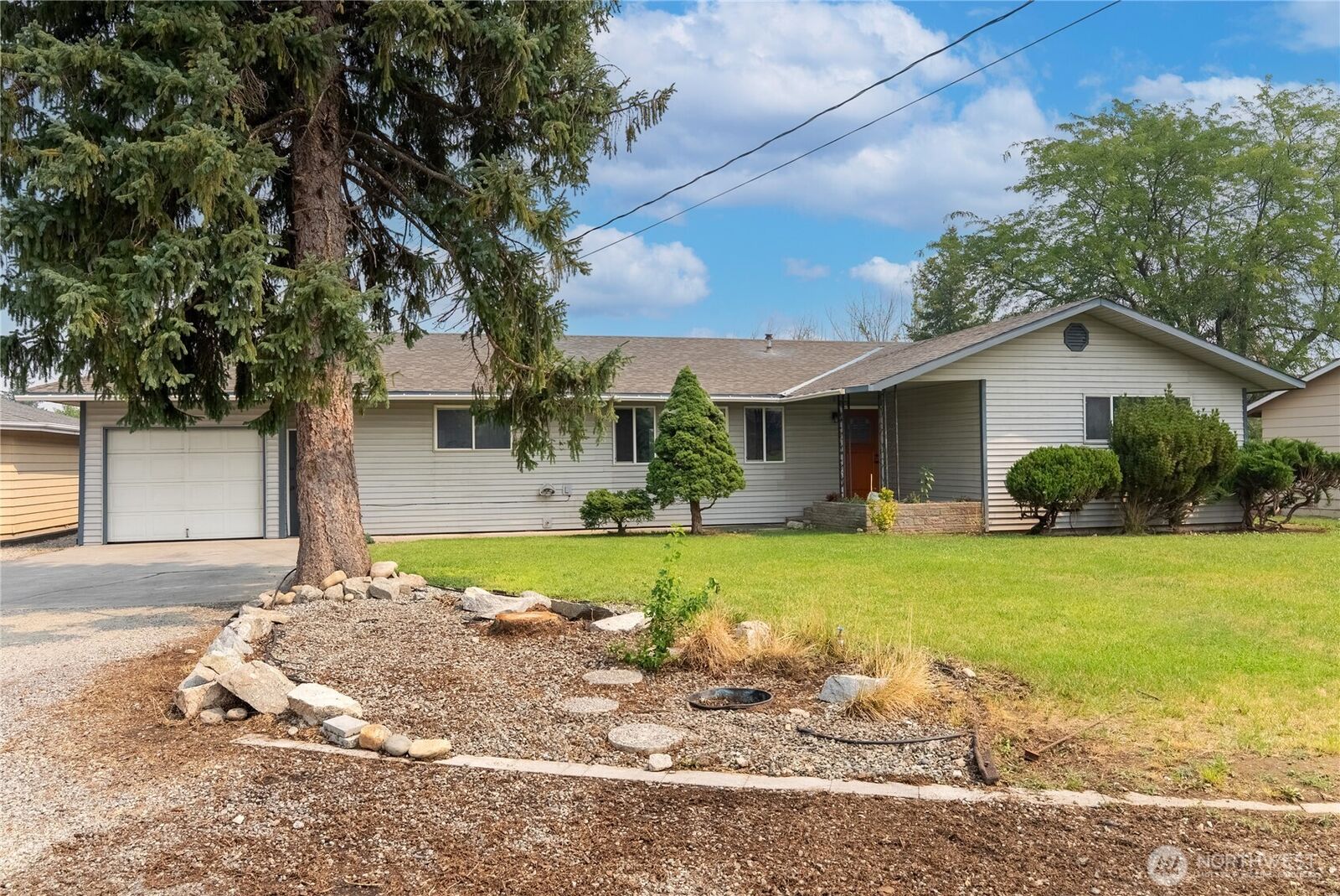 Property Photo: 717 Ridge Drive W WA 98841