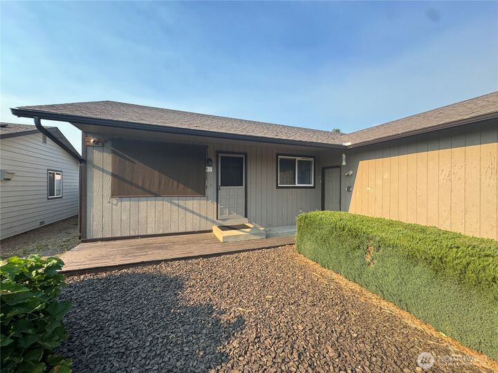 Property Photo: 807 E White Birch Avenue WA 98926
