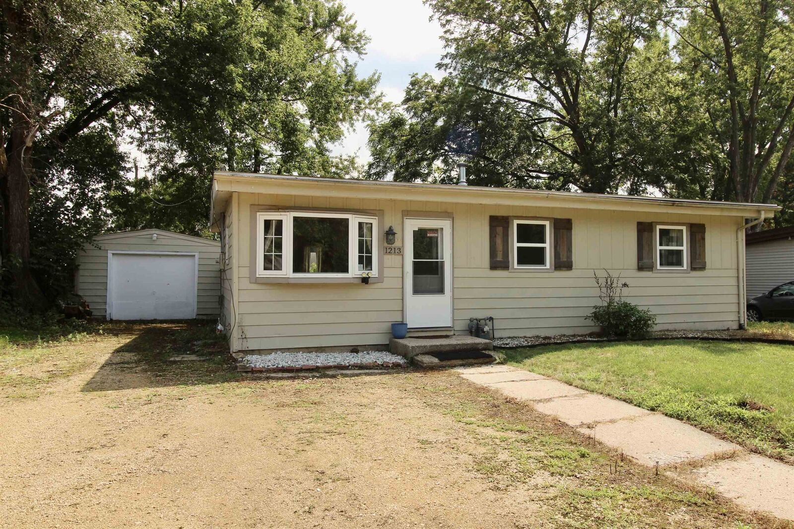 Property Photo: 1213 Kingsley Drive IL 61115